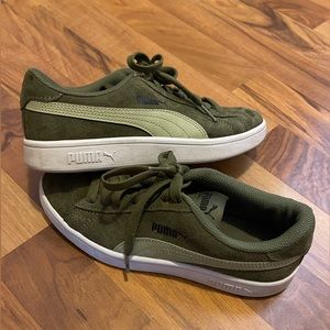 Puma classic suede shoes. Size 4